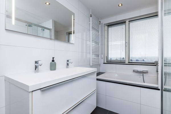 Foto - Te koop: Instapklare gemoderniseerde geschakelde 2 onder 1 kap woning in Simpelveld